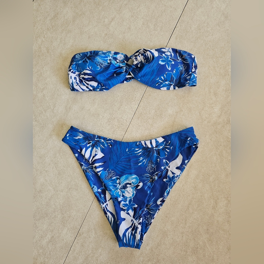 ✨️5 For $20✨️ NWOT Blue Floral Bikini Set